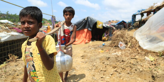 Kinder transportieren Wasser in Bangladesh. Sie sind Rohingya und auf der Flucht.