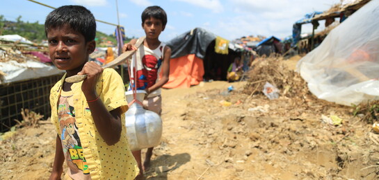 Kinder transportieren Wasser in Bangladesh. Sie sind Rohingya und auf der Flucht.