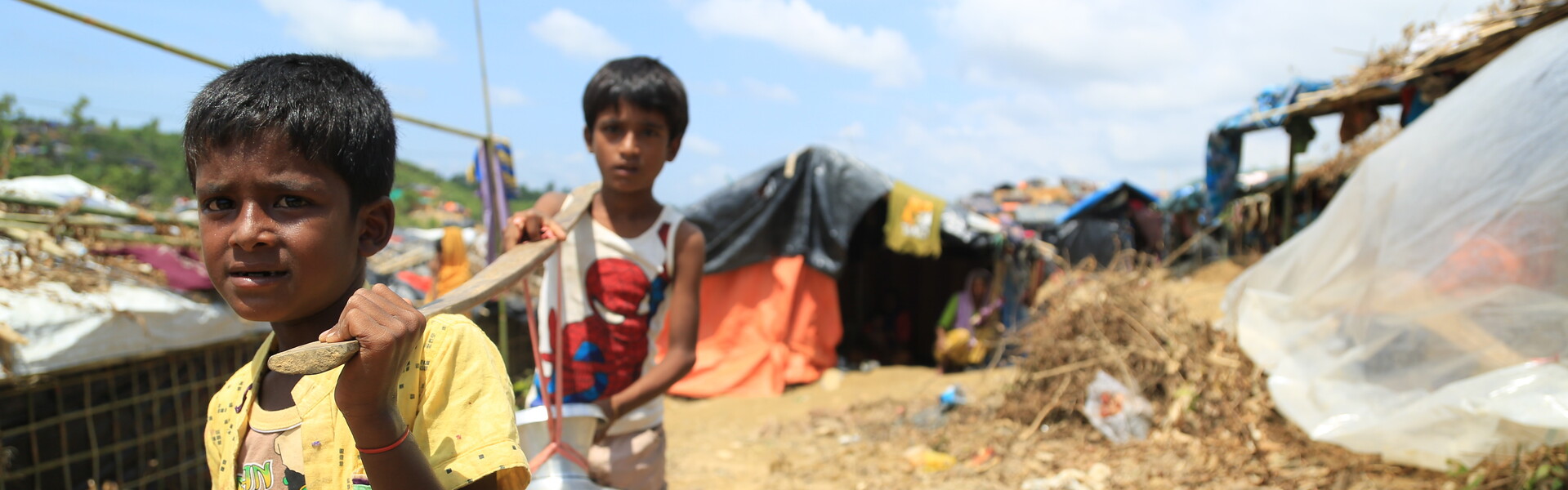 Kinder transportieren Wasser in Bangladesh. Sie sind Rohingya und auf der Flucht.
