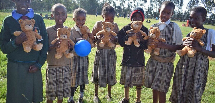 Kinder in Krisenregionen wie diese Mädchen freuen sich über die Teddys