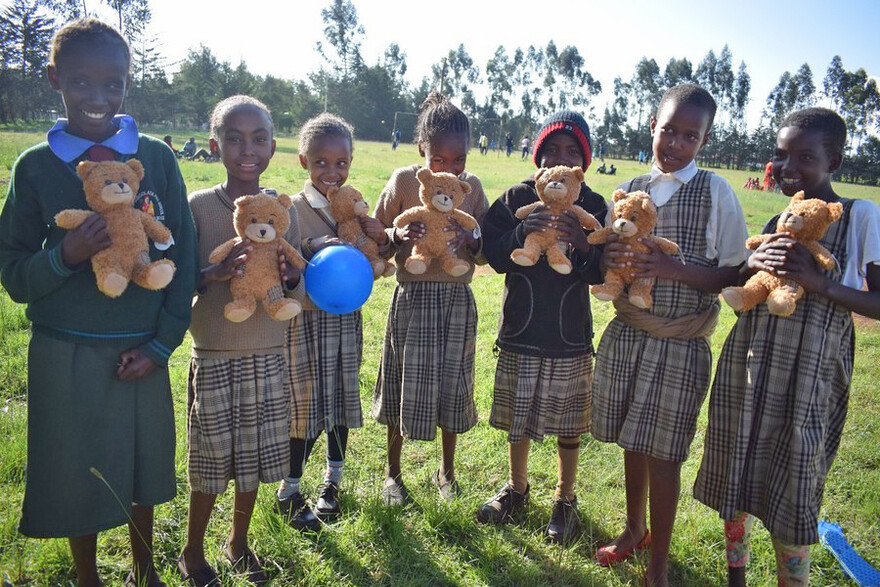 Kinder in Krisenregionen wie diese Mädchen freuen sich über die Teddys
