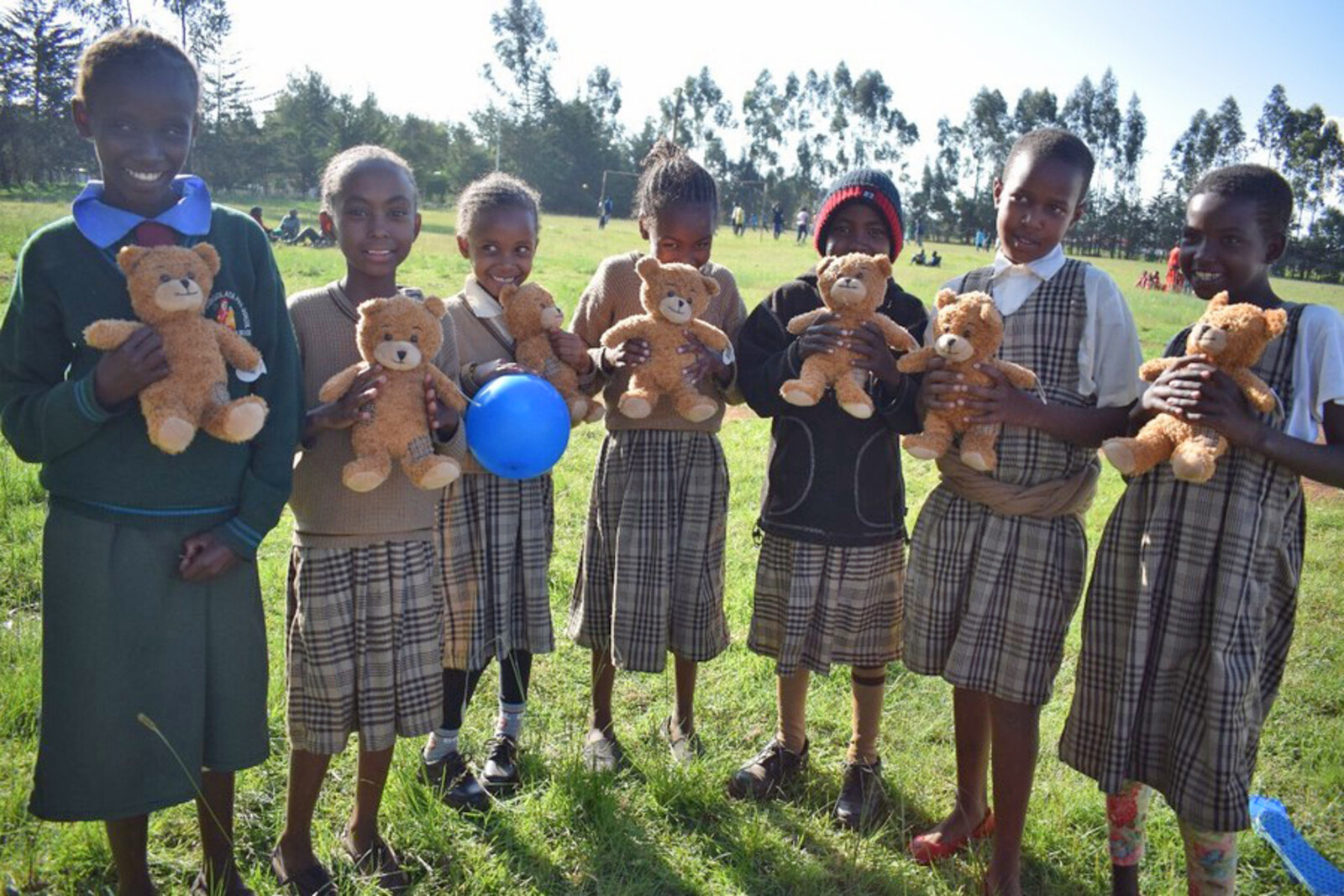 Kinder in Krisenregionen wie diese Mädchen freuen sich über die Teddys