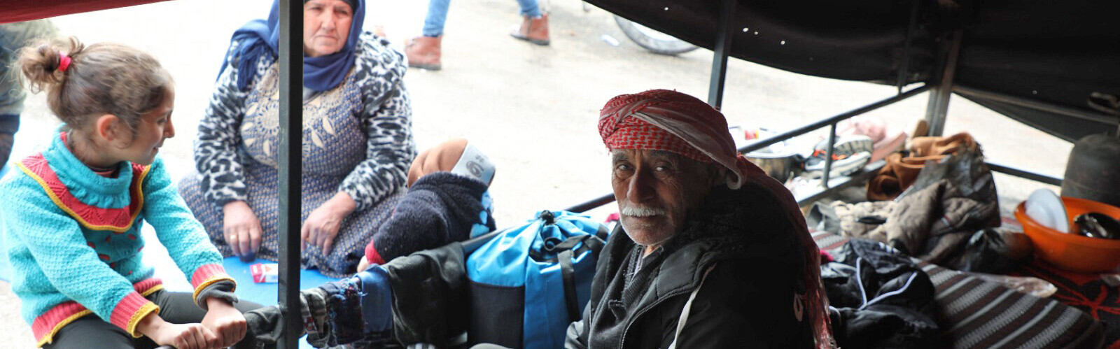 Menschen in einer Notunterkunft in Syrien nach den Erdbeben 2023