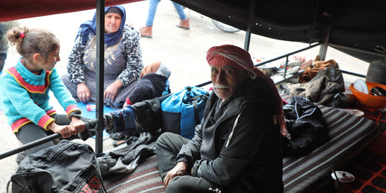 Menschen in einer Notunterkunft in Syrien nach den Erdbeben 2023