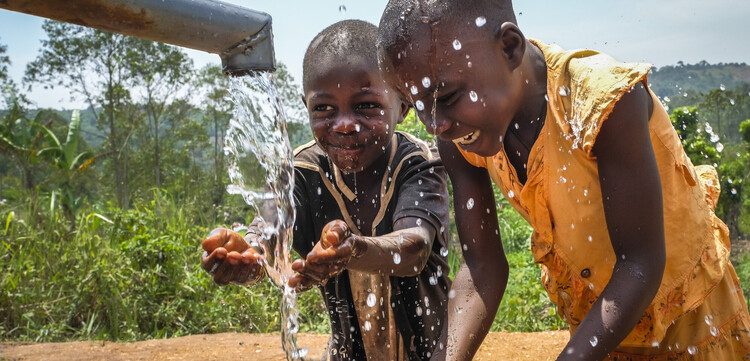 Wasser für Kinder in Afrika: Die Unternehmensspenden der Telekom kommen an