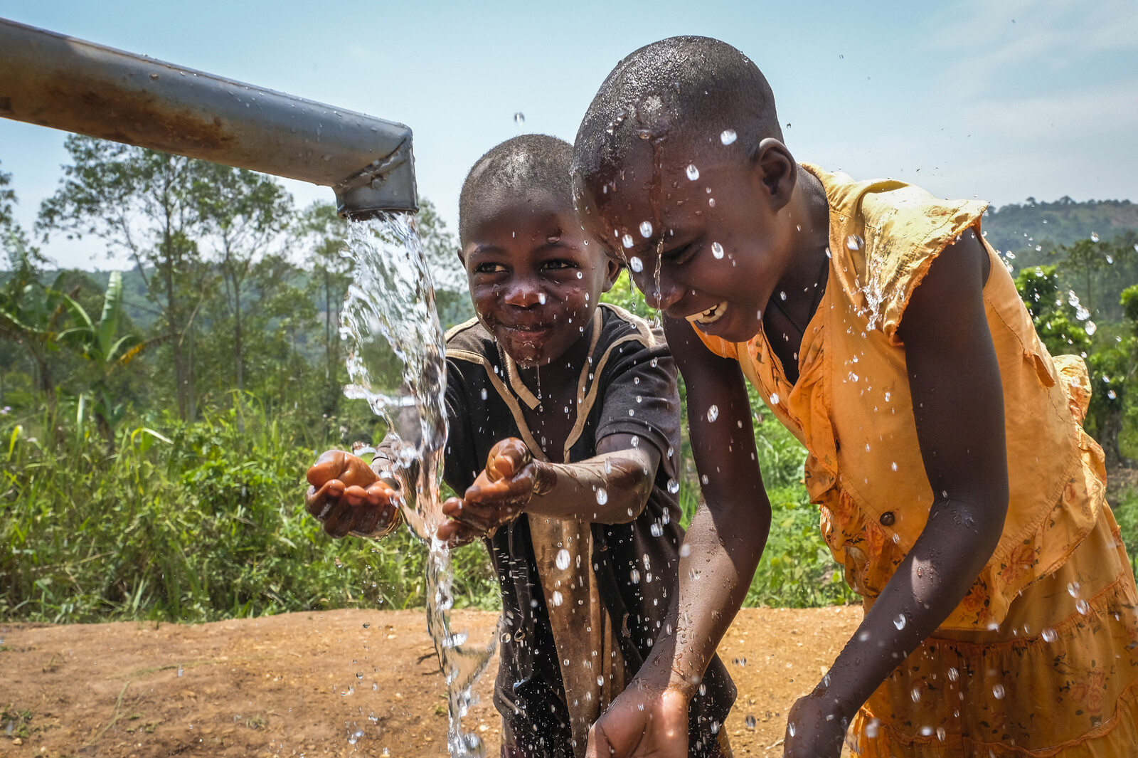 Wasser für Kinder in Afrika: Die Unternehmensspenden der Telekom kommen an