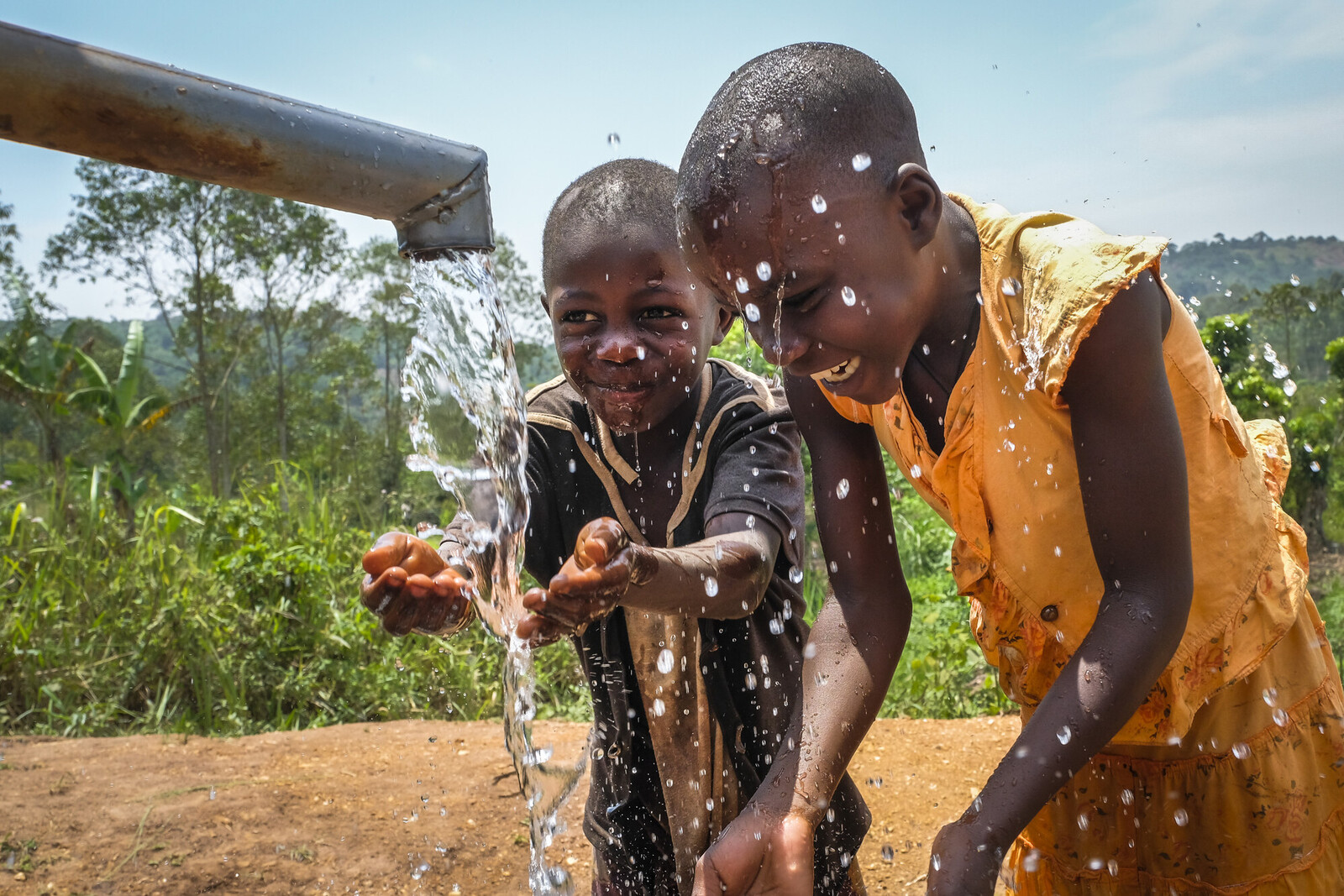 Wasser für Kinder in Afrika: Die Unternehmensspenden der Telekom kommen an