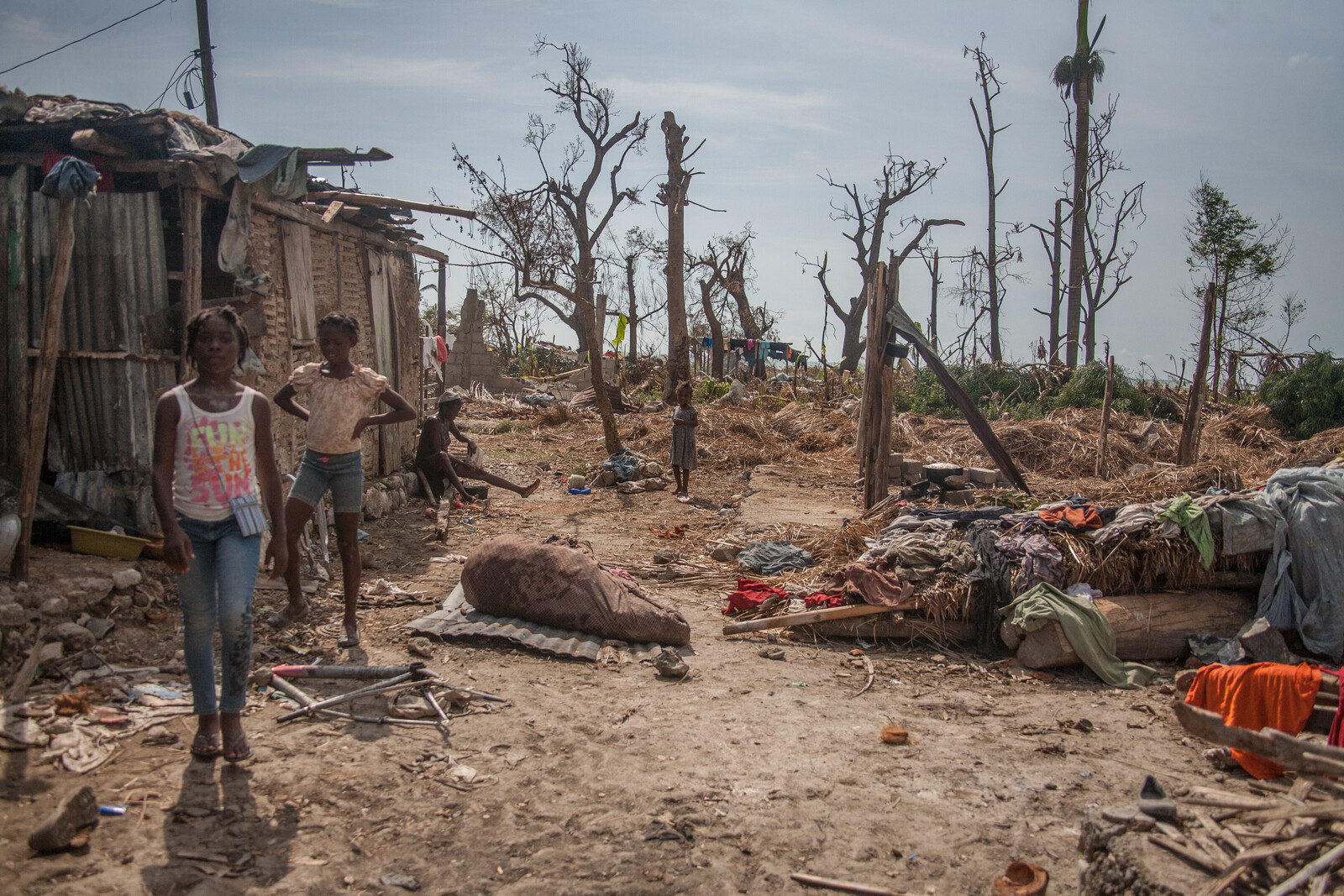 Kinder stehen in Haiti vor dem verwüsteten Land.