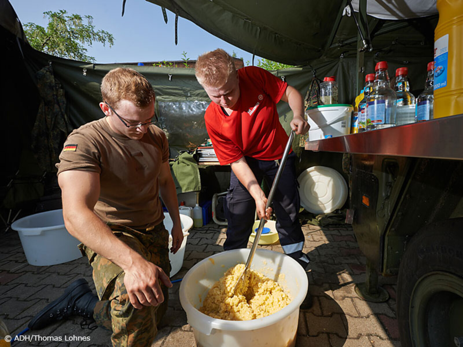 Die Mahlzeiten werden an 15 Standorten in ganz Dessau an die Flutopfer ausgegeben