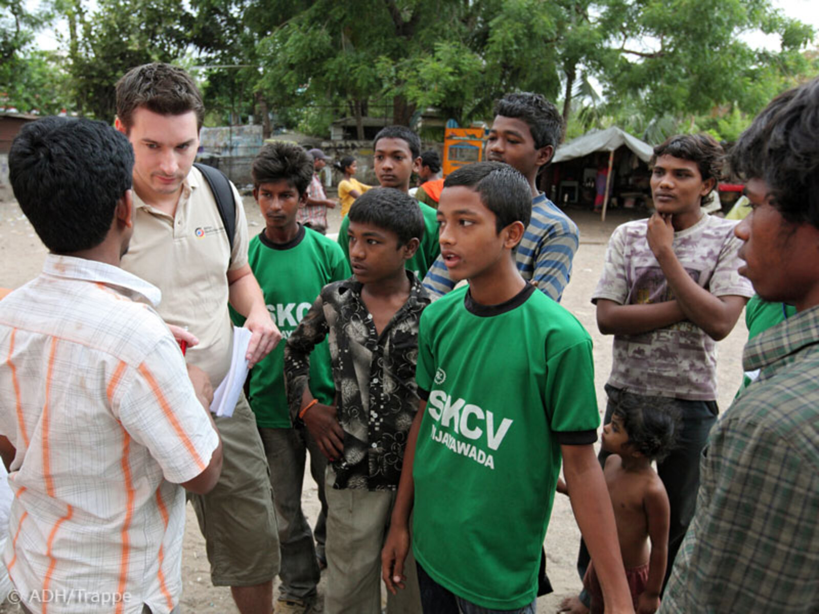 Mitarbeiter von Aktion Deutschland Hilft in Kontakt mit Straßenkindern in Vijayawada, Indien.