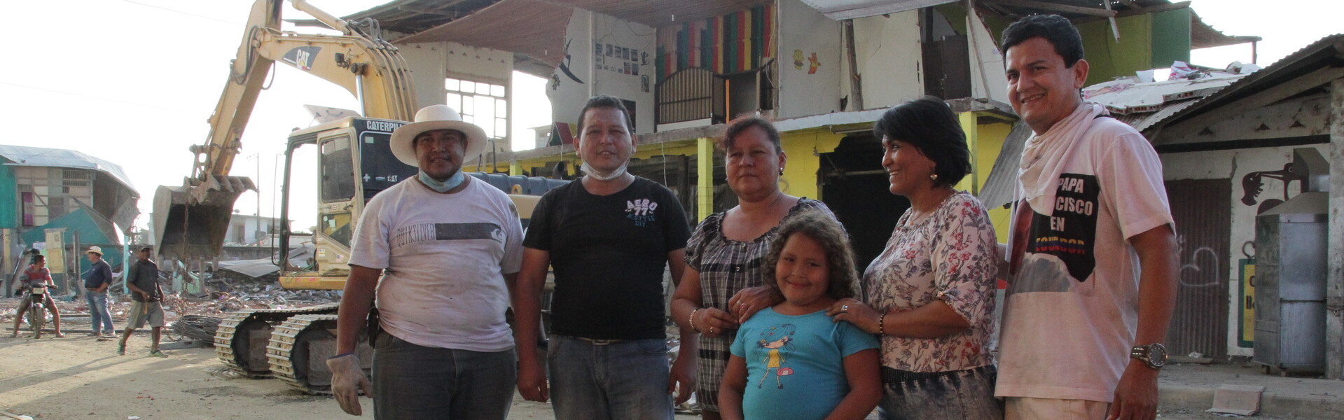 Betroffene des Erdbebens in Ecuador stehen vor zerstörten Gebäuden.