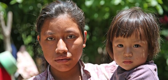 Frau & Kind in Guatemala: Tausende Menschen mussten dort nach einem Vulkanausbruch ihr Zuhause verlassen