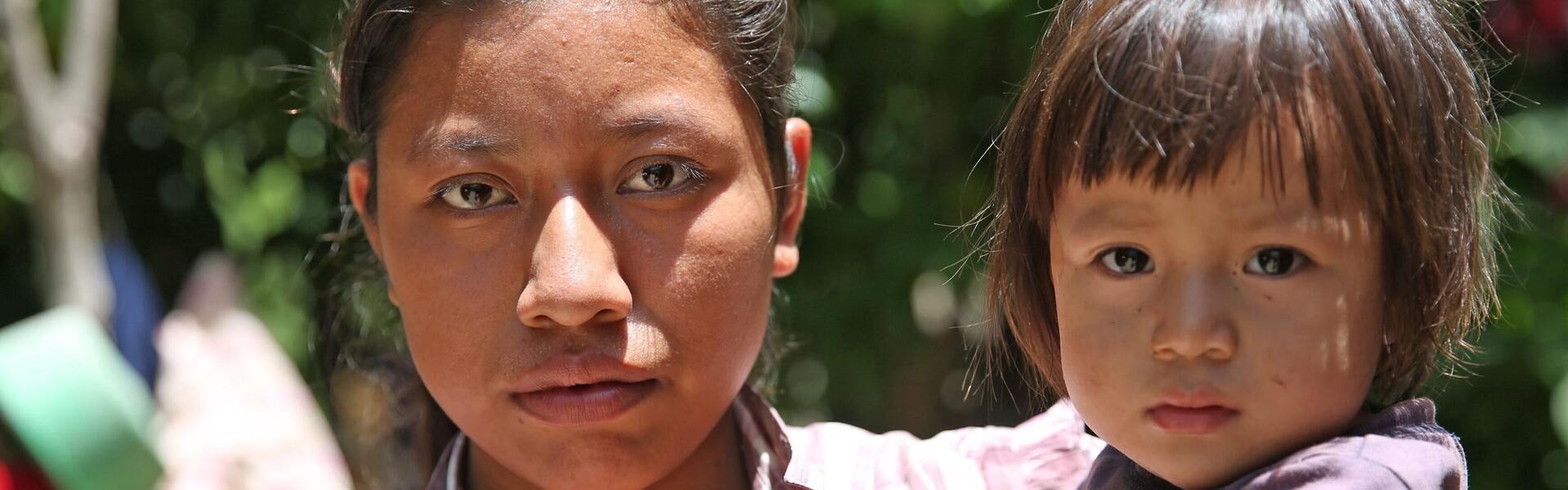 Frau & Kind in Guatemala: Tausende Menschen mussten dort nach einem Vulkanausbruch ihr Zuhause verlassen