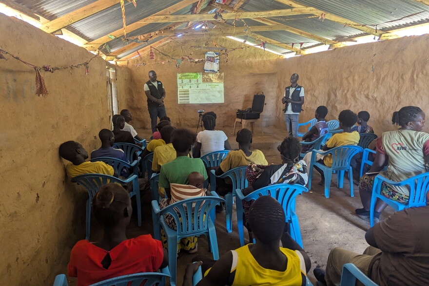 Menschen in Uganda werden zum Thema klimaresiliente Landwirtschaft und nachhaltige Lebensmittelproduktion geschult