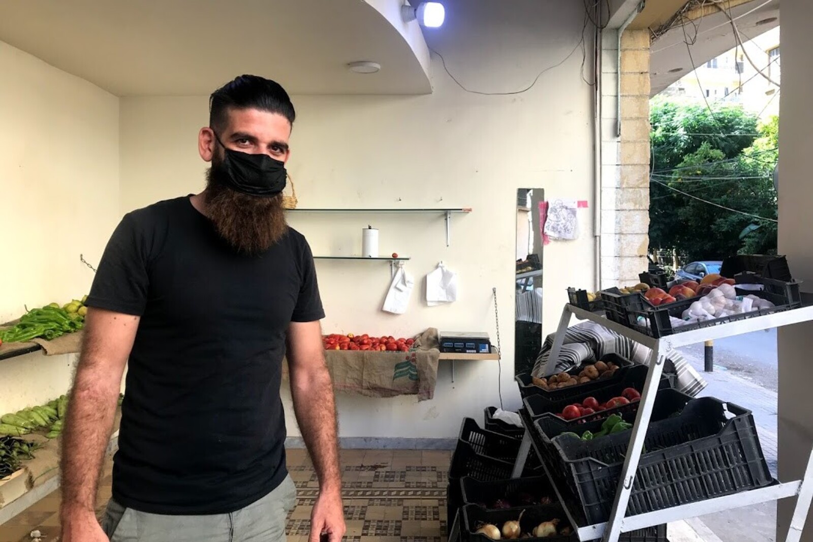 Nizar in seinem Gemüseladen in Beirut, Libanon