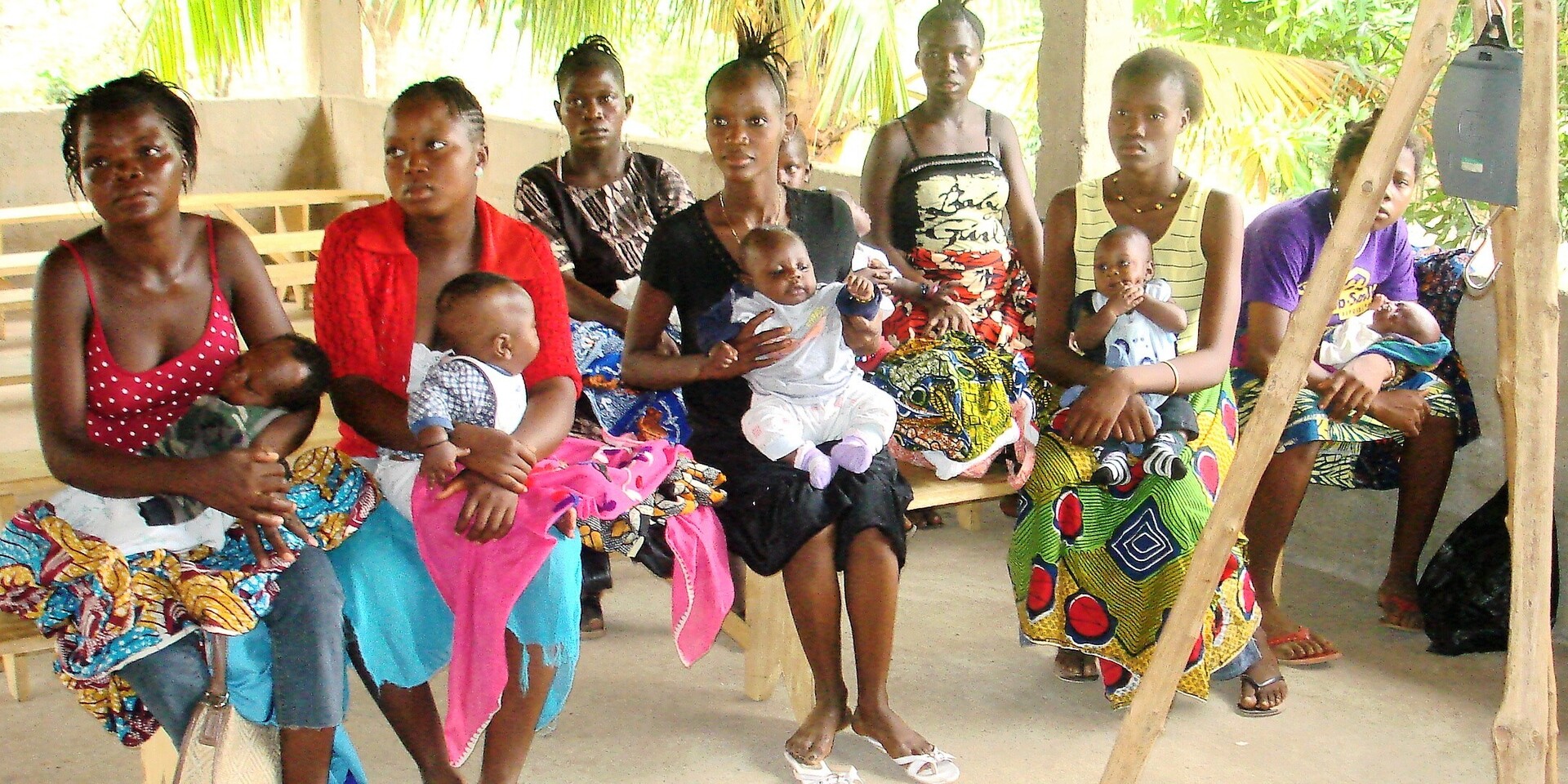 In Stillgruppen des Geburtshauses M. M. Maternity and Clinic in Sierra Leone lernen frischgebackene Mütter, wie Sie Ihr Baby in den ersten Monaten richtig versorgen In Stillgruppen des Geburtshauses M. M. Maternity and Clinic in Sierra Leone lernen frischgebackene Mütter, wie Sie Ihr Baby in den ersten Monaten richtig versorgen