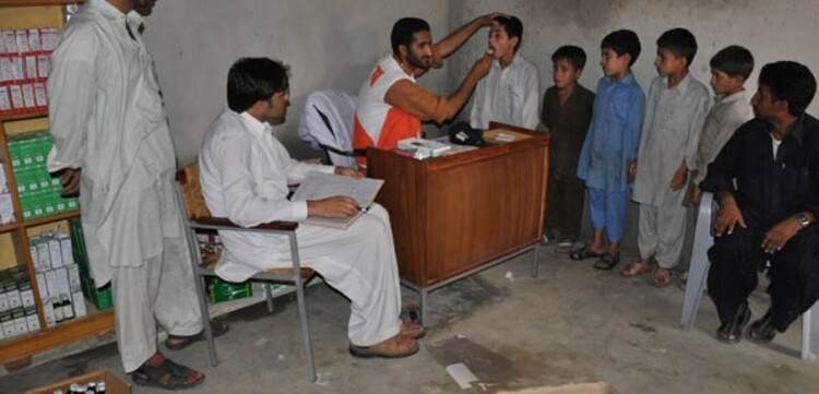 untersuchung2 Flut Pakistan: Untersuchung in der Klinik