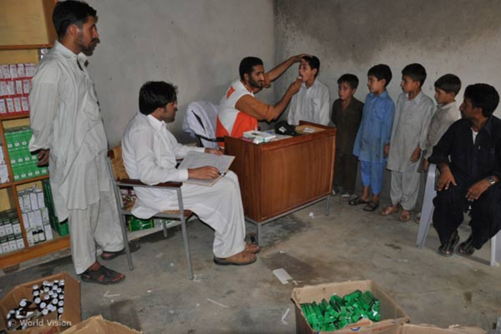 Flut Pakistan: Untersuchung in der Klinik