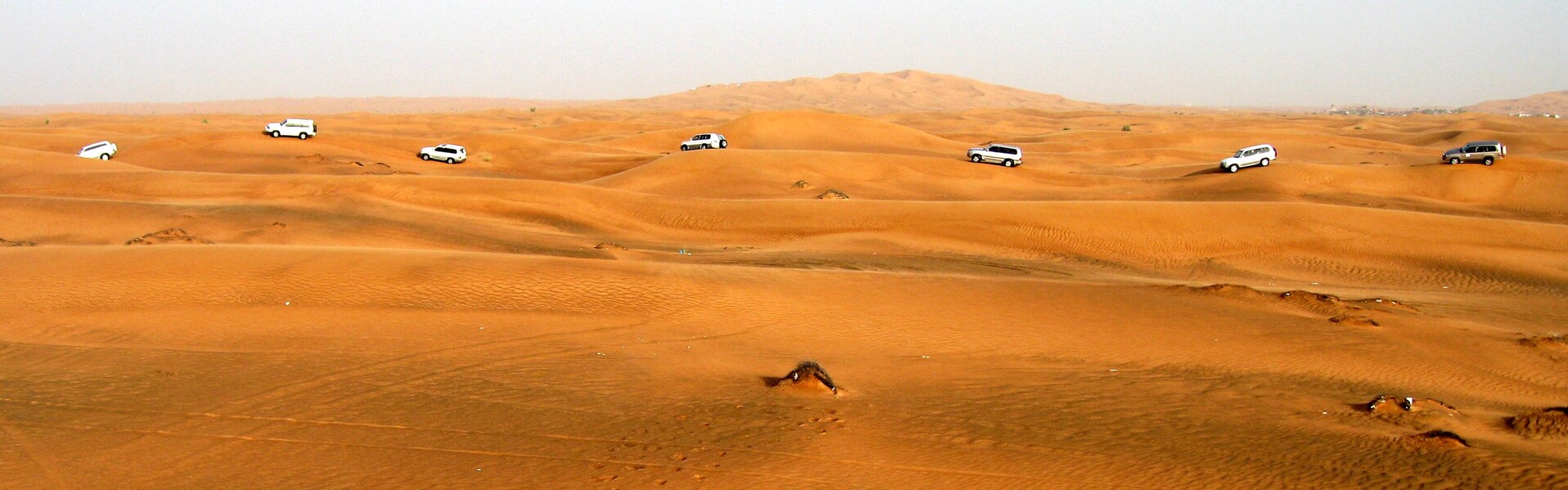 Autos fahren durch die Wüste in den Vereinigten Arabischen Emiraten