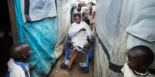 Eine behinderte Frau im Südsudan sitzt in einem Rollstuhl