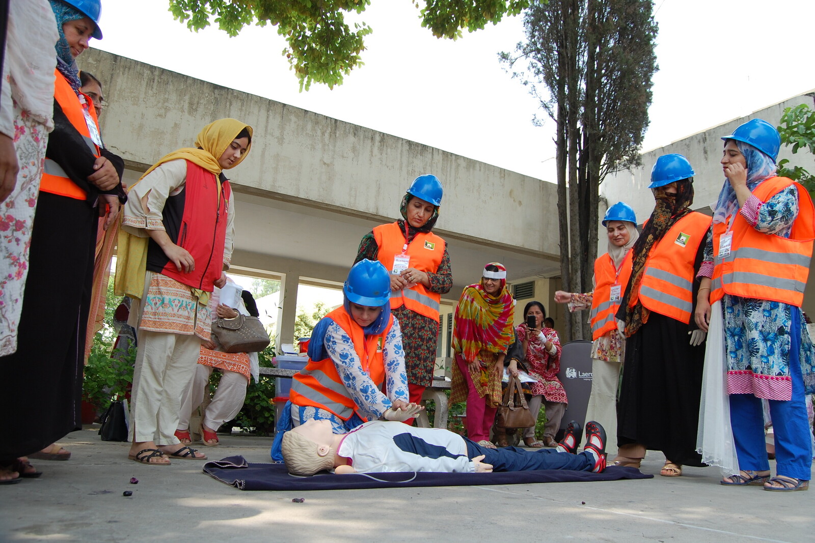 Frauen in Pakistan üben an einer Puppe die Herzdruckmassage