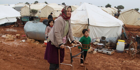 Eine alte Frau und Kinder in einem Flüchtlingscamp in Syrien