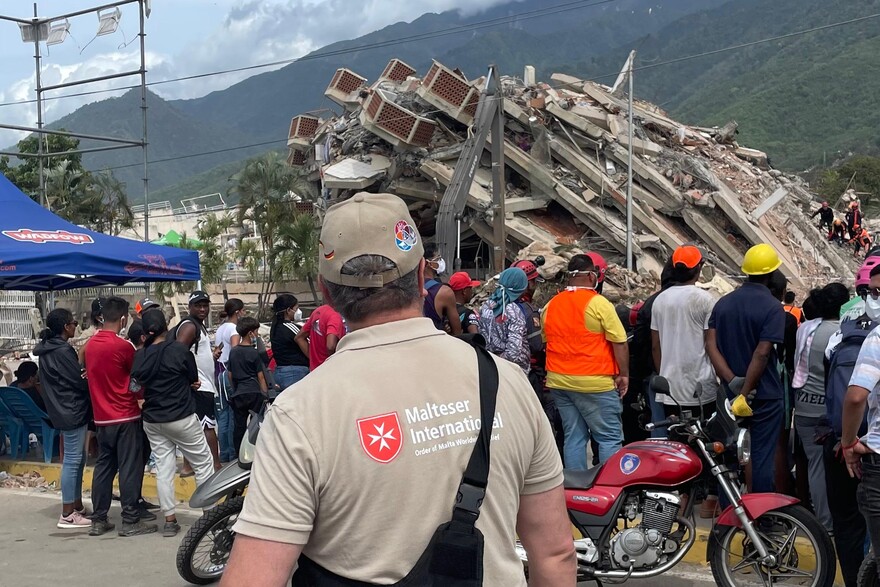 Helfer in den von den Erdbeben zerstörten Straßen und Gebäuden in Venezuela