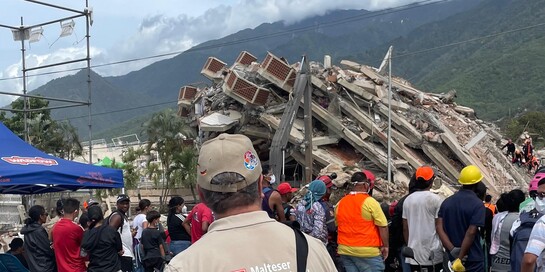 Ein Helfer von den Maltesern begutachtet Trümmer, die das Erdbeben in Venezuela hinterlassen hat