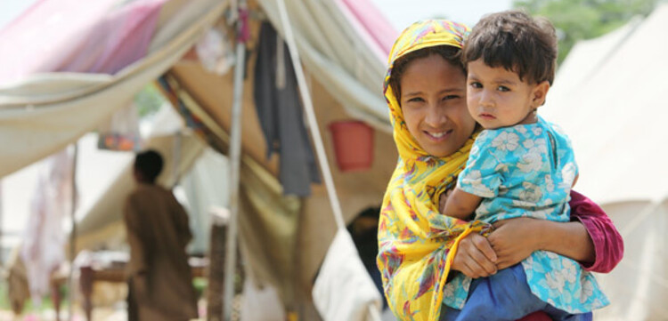 Flut Pakistan: Mädchen mit Baby