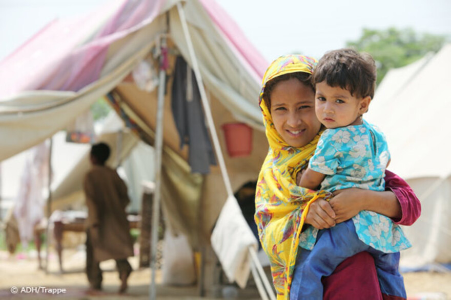 001pakistan-trappe-maedchen-baby Flut Pakistan: Mädchen mit Baby