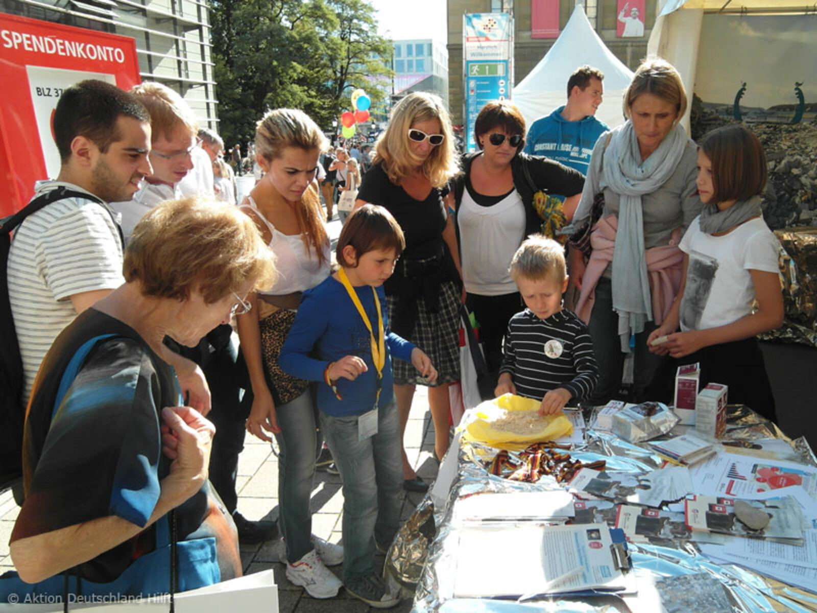 Besucher probieren Notfallnahrung beim Deutschlandfest in München