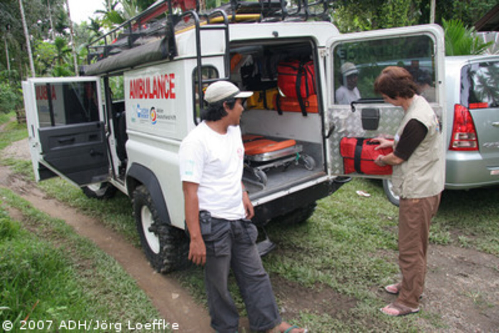 Tsunami-Hilfe Indonesien: Manuela Roßbach Geschäftsführerin von Aktion Deutschland Hilft begutachtet die Ausstattung des Aktion Medeor Krankenwagen