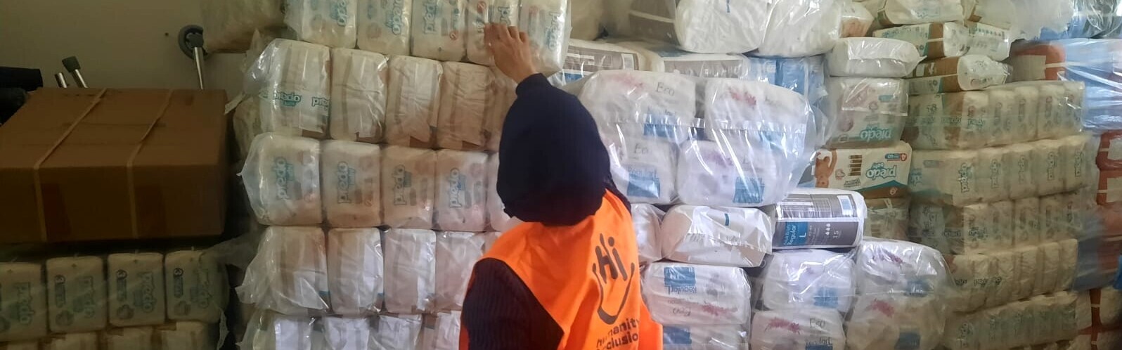 Helferin von Handicap International (HI) mit Hilfsgütern in Gaza