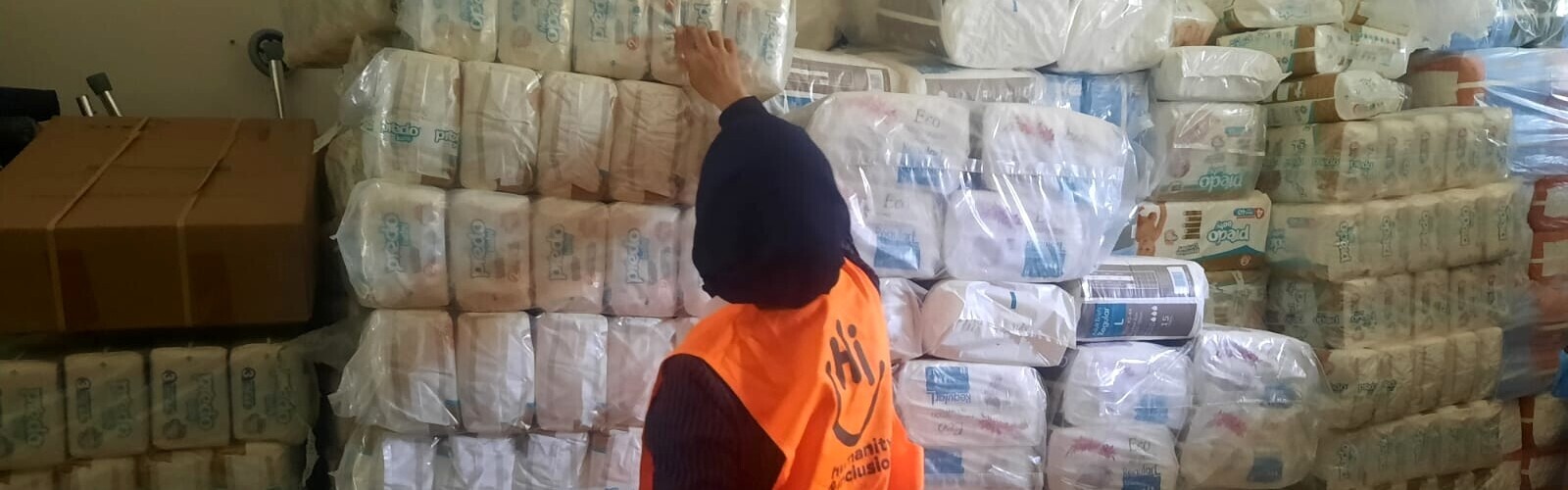 Helferin von Handicap International mit Hilfsgütern in Gaza