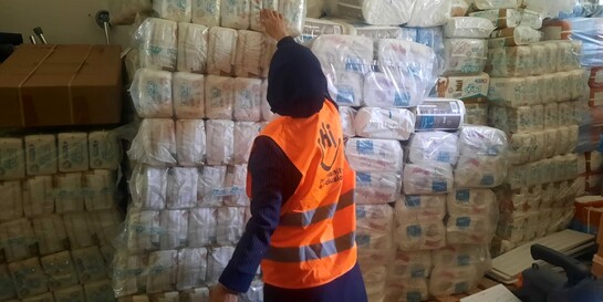 Helferin von HI mit Hilfsgütern im Gazastreifen