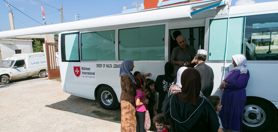 Im Libanon fährt der Klinikbus um Flüchtlingen zu helfen.