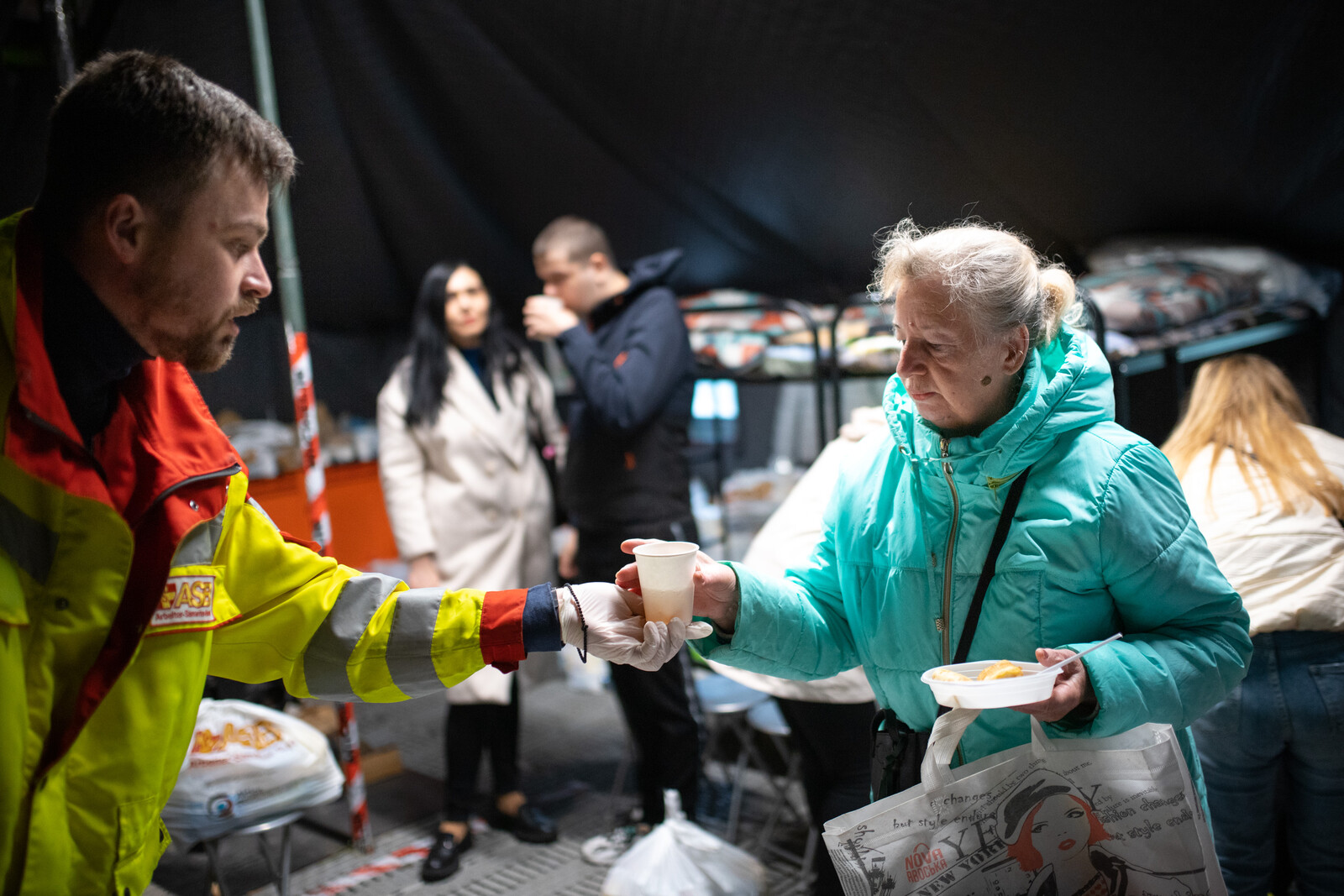 Eine Helferin verteilt warme Getränke in der Ukraine