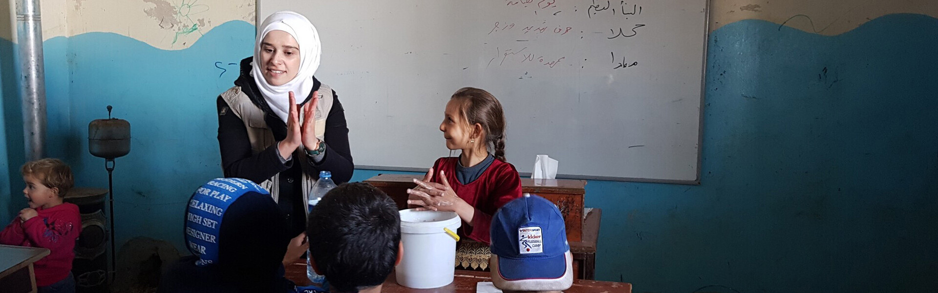 Eine Helferin zeigt in einer Schule in Idlib Kindern, wie man sich richtig die Hände wäscht 