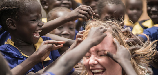 Kai Kappes mit Kindern im Südsudan