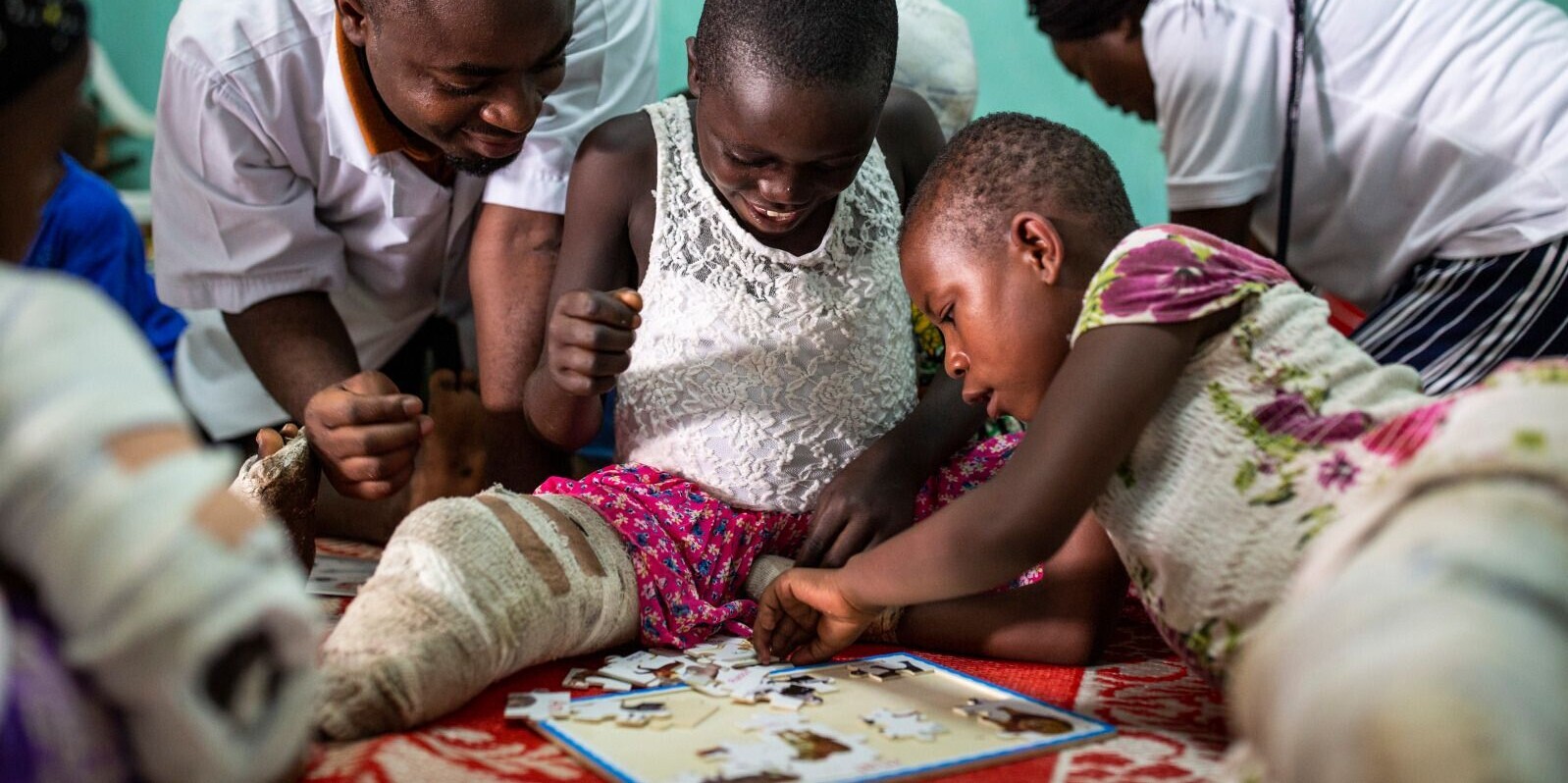 Jonathan Kakule, Psychologe von Handicap International, behandelt die beiden Mädchen Kelvine und Kizubizo, die nach Rebellenangriffen in der DR Kongo stark traumatisiert sind Jonathan Kakule, Psychologe von Handicap International, behandelt die beiden Mädchen Kelvine und Kizubizo, die nach Rebellenangriffen in der DR Kongo stark traumatisiert sind