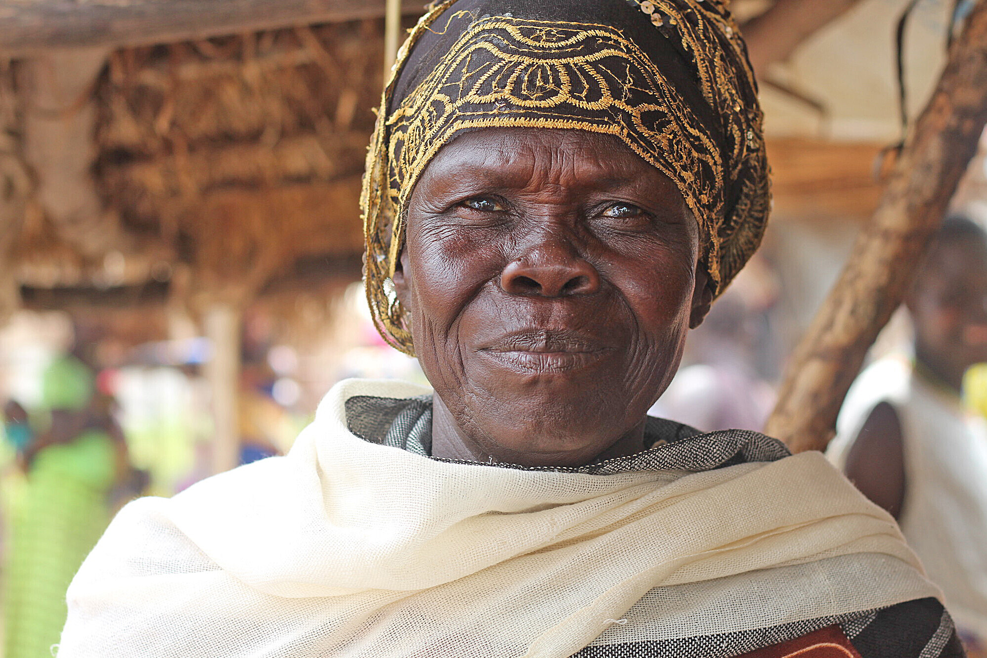Eine alte Frau in einem Flüchtlingscamp in Uganda Eine alte Frau in einem Flüchtlingscamp in Uganda