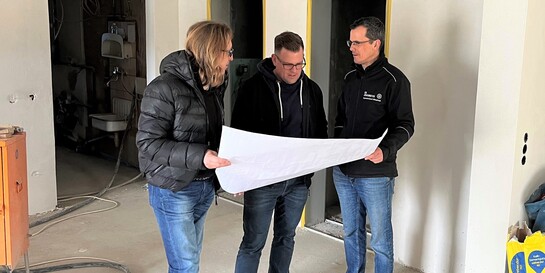 Architekt Michael Hartinger, Martin Schell (AöR) und Ingo Carnott von der Johanniter Fluthilfe