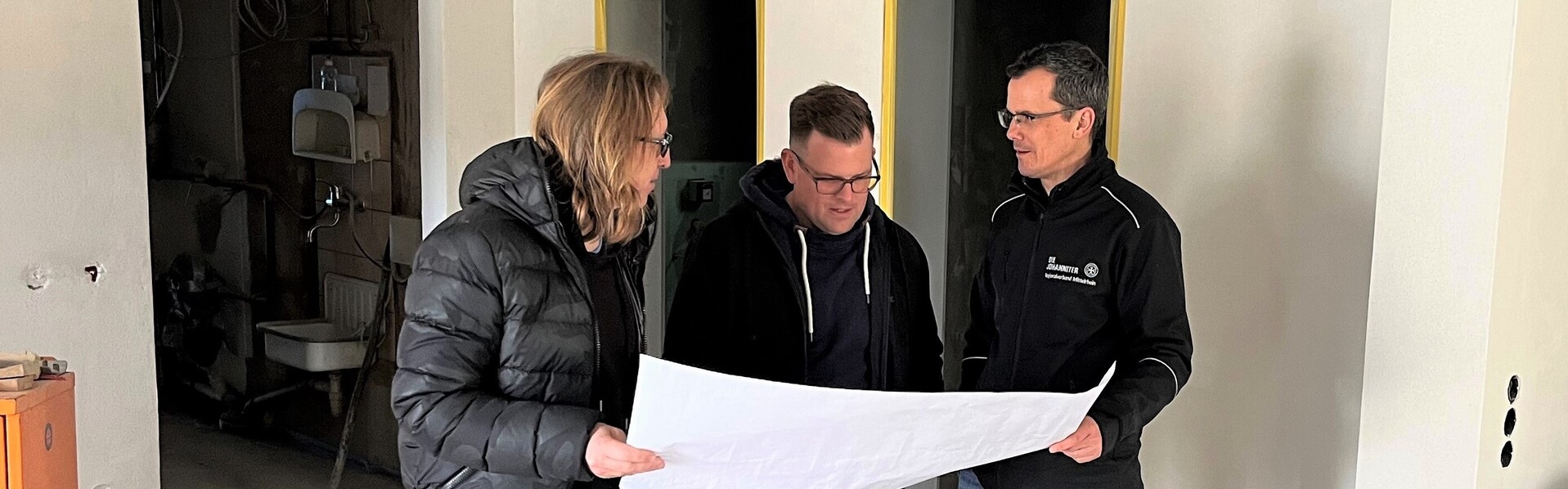 Architekt Michael Hartinger, Martin Schell (AöR) und Ingo Carnott von der Johanniter Fluthilfe
