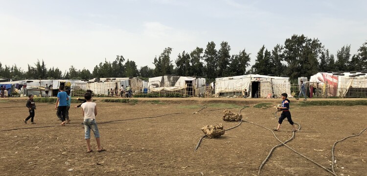 Viele syrische Flüchtlinge leben in informellen Camps, weil sie sich nicht leisten können eine Wohnung zu mieten. Familien leben in Zelten aus Plastikplanen - der Raum ist eng. NGOs helfen den Menschen das Leben ein bisschen würdevoller zu machen.