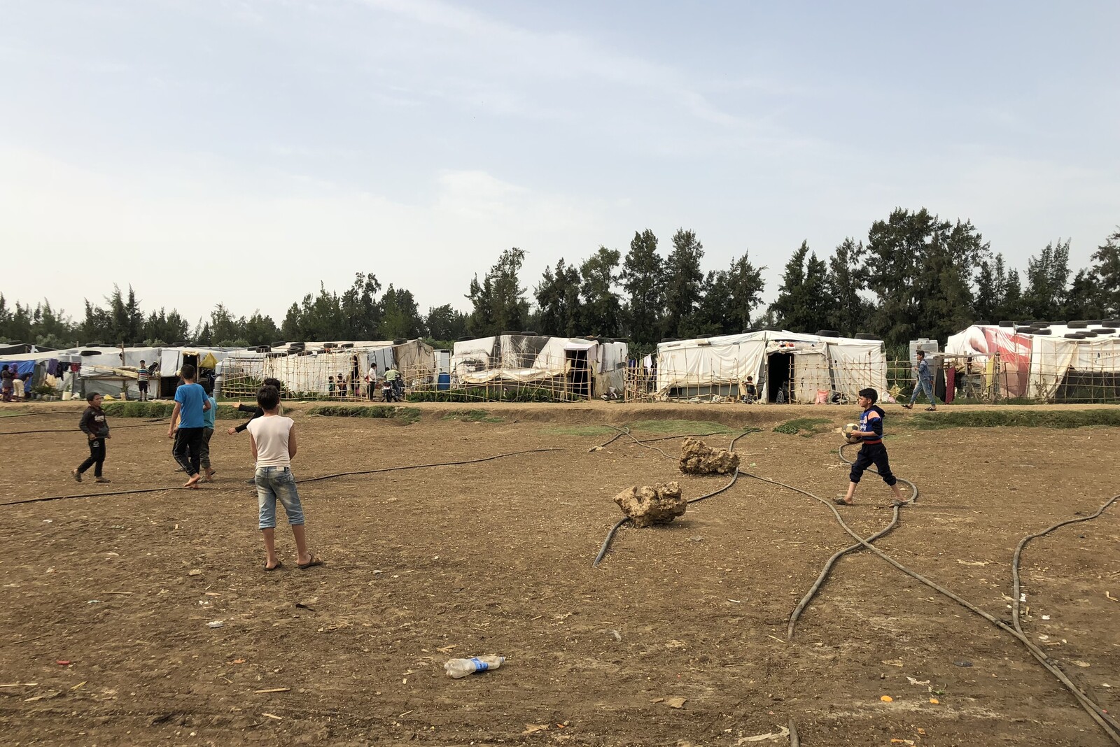 Viele syrische Flüchtlinge leben in informellen Camps, weil sie sich nicht leisten können eine Wohnung zu mieten. Familien leben in Zelten aus Plastikplanen - der Raum ist eng. NGOs helfen den Menschen das Leben ein bisschen würdevoller zu machen.