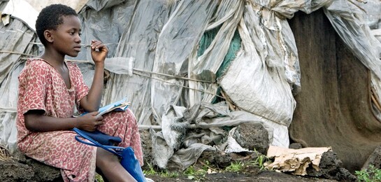 Ein Mädchen aus dem Kongo vor einer Unterkunft: Hunderttausende Kinder drohen zu verhungern