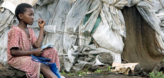 Ein Mädchen aus dem Kongo vor einer Unterkunft: Hunderttausende Kinder drohen zu verhungern