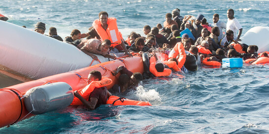 Geflüchtete Menschen im Mittelmeer (Archivbild)