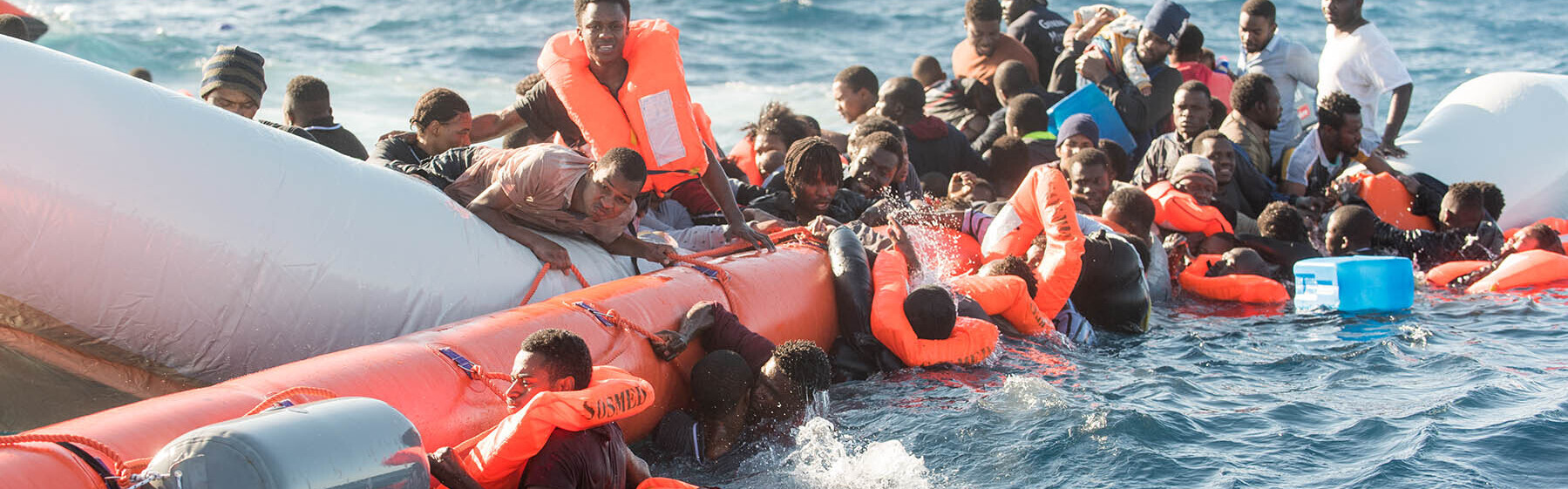 Geflüchtete Menschen im Mittelmeer (Archivbild)