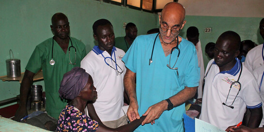 Dr. Tom Catena (Mitte) und sein Team behandeln im Mother of Mercy Hospital im Süden des Sudan rund 500 Menschen am Tag